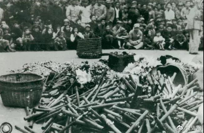 1950年2月24日，政務(wù)院發(fā)出《關(guān)于嚴禁鴉片煙毒的通令》。圖為政府收繳的煙具和賭具。