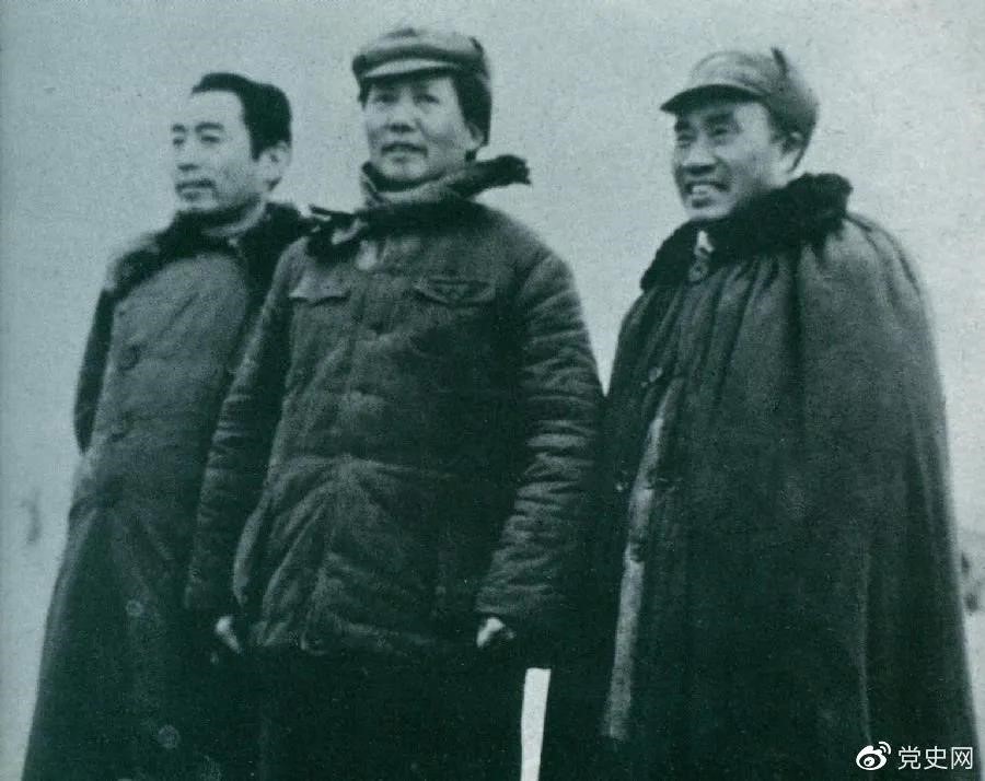 1946年3月4日，毛澤東和朱德、周恩來在延安機(jī)場。