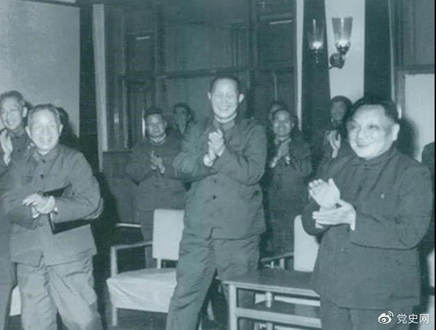 1978年3月，鄧小平和參加五屆人大一次會議的解放軍代表在一起。