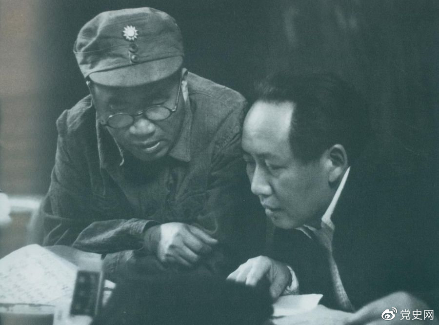 1945年4月，毛澤東和朱德在中國(guó)共產(chǎn)黨第七次全國(guó)代表大會(huì)上。