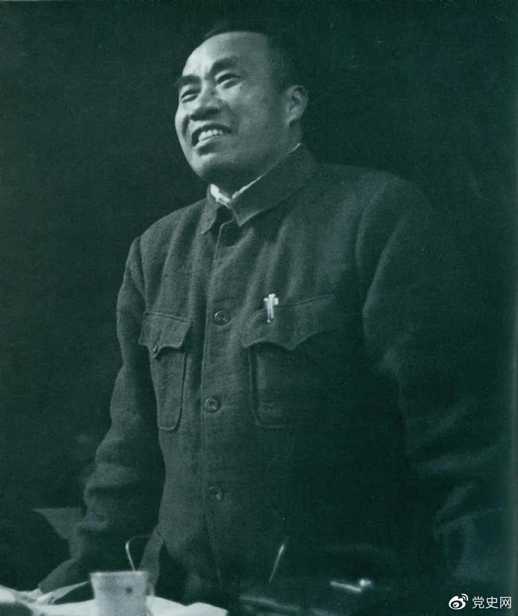 1945年4月25日，朱德在中國共產黨第七次全國代表大會上作題為《論解放區(qū)戰(zhàn)場》的軍事報告。