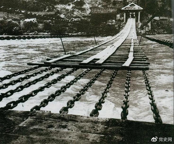 　　1935年5月29日，中央紅軍左縱隊先頭部隊在瀘定橋西頭發(fā)起奪橋戰(zhàn)斗，勝利搶占大橋。圖為瀘定橋。