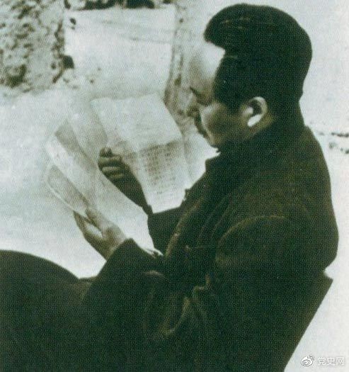 　　1946年6月，國(guó)民黨撕毀停戰(zhàn)協(xié)定和政協(xié)決議，挑起全面內(nèi)戰(zhàn)。這是毛澤東在延安審閱有關(guān)自衛(wèi)反擊的電報(bào)。