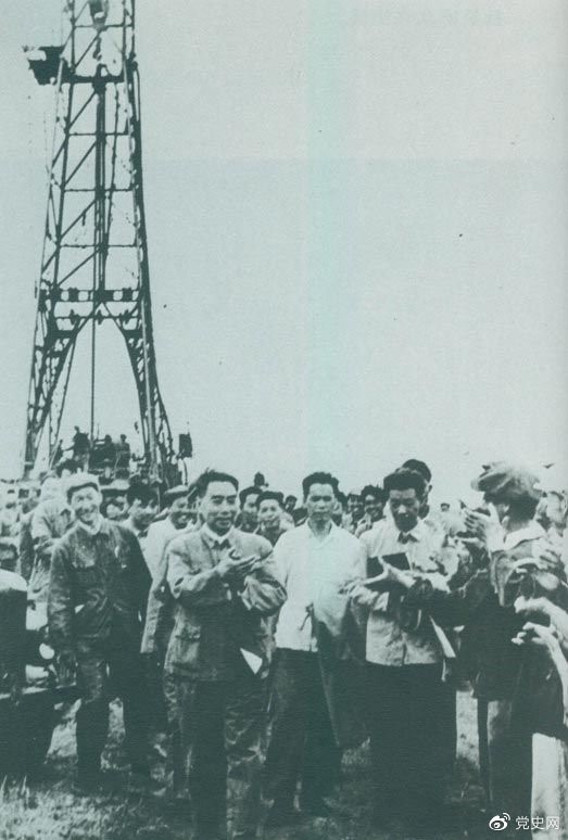 1962年6月，周恩來到大慶視察，這是在1202鉆井隊現(xiàn)場參觀。 