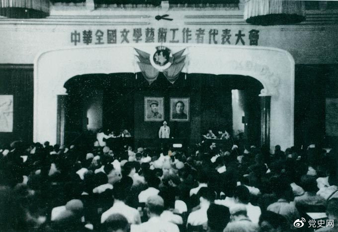 1949年7月2日至19日，第一次中華全國文學(xué)藝術(shù)工作者代表大會(huì)在北平召開。圖為大會(huì)會(huì)場(chǎng)。