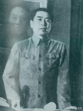 1949年7月6日，周恩來出席中華全國(guó)文學(xué)藝術(shù)工作者代表大會(huì)。圖為周恩來在會(huì)上作政治報(bào)告。