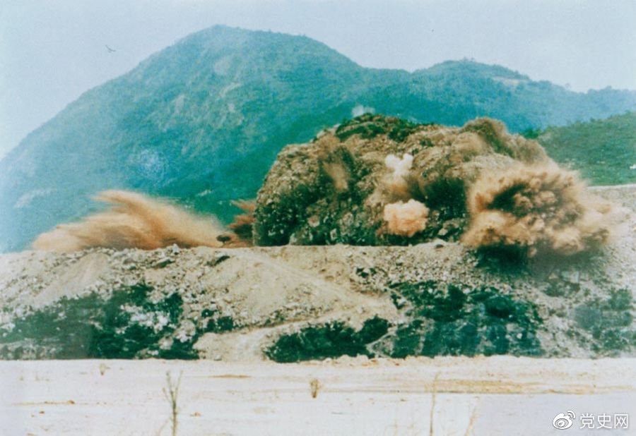 1979年7月20日，深圳蛇口工業(yè)區(qū)的建設者點燃開山炮時的場面。