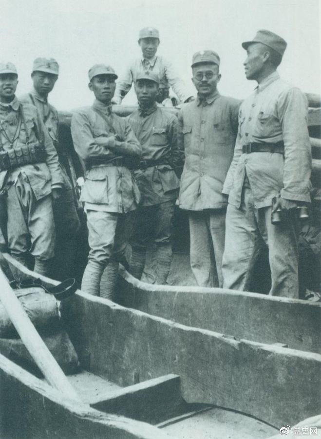 1937年9月，八路軍部分領(lǐng)導(dǎo)人率部東渡黃河，開赴抗日前線。圖為渡船上的八路軍領(lǐng)導(dǎo)人，前排右起：朱德、任弼時(shí)、左權(quán)。